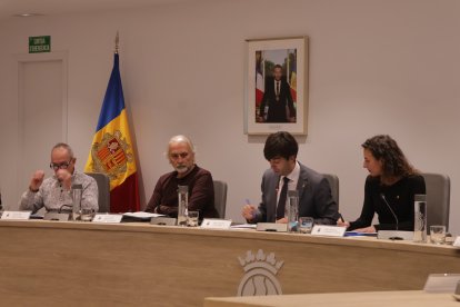 El cònsol major, Sergi González, la consellera de Social, Joventut i Espai Ciutadà d'Andorra la Vella, Maria Nazzaro, i els consellers de la Gent Gran durant el plenari.