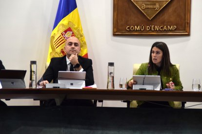 El cònsol menor d'Encamp, Xavier Fernàndez, i la cònsol major, Laura Mas, en sessió de consell de comú.