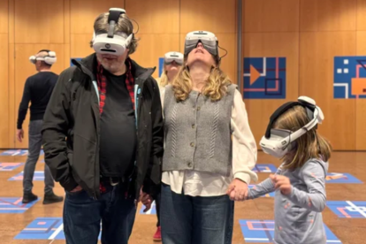 Una família vivint l'experiència immersiva 'Fairy Tales'. La Ciutat dels Contes'.