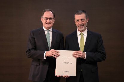 Xavier Cornella i Antoni Pintat amb el llibre