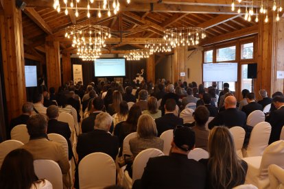 Els assistents al 23è fòrum assistint a la conferència del professor  d'Economia i Finances a l'IESE Business School, Xavier Vives