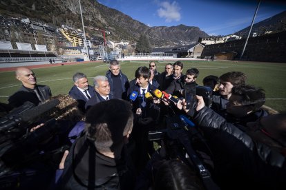 El cònsul major d'Andorra la Vella, Sergi González amb Joan Laporta, aquesta tarda a l'Estadi Comunal d'Andorra la Vella