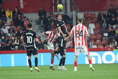 Marc Bombardó lluitant de cap per la pilota amb Otero, jugador de l’Sporting, ahir.