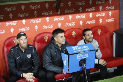 El tècnic Carles Manso, al centre, secundat per Dani Ortiz a l’esquerra i Aitor Yeto, a la dreta.