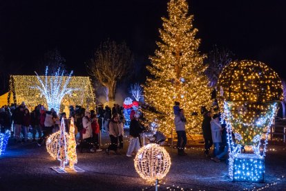 Els primers visitants després de l’acte d’inauguració, ahir.
