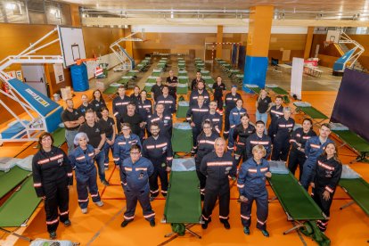 Voluntaris del cos de Protecció Civil.