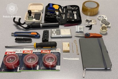 Estris que els lladres de trasters feien servir per accedir als magatzems