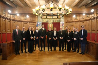 El Copríncep Episcopal, Josep-Lluís Serrano Pentinat, amb els representants comunals de Sant Julià de Lòria durant la visita al comú.