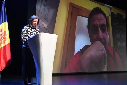 La ministra d'Afers Socials, Trini Marín, i l'escriptor Albert Espinosa, durant l'acte per commemorar el Dia Internacional de les persones amb discapacitat.