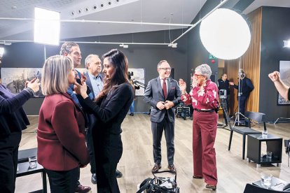 El cap de Govern conversant amb una dona.