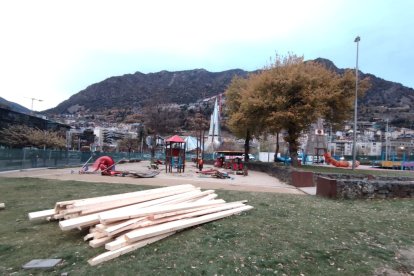 Desmuntatge del parc infantil del Clot d'Emprivat que desapareix per la construcció de tres torres a Escaldes