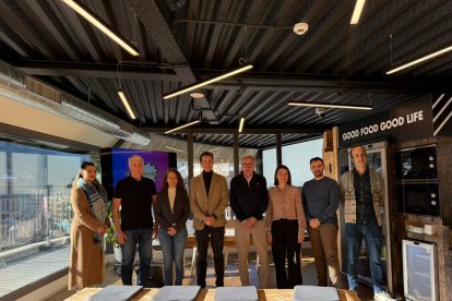 Els joves amb els presidents de la Fundació Bomosa, avui a la Sala Skyline durant la presentació del concurs