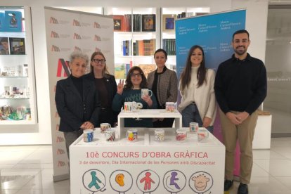 La guanyadora del concurs d'obra gràfica 2025, Esther Coma, amb representants de la Fundació Meritxell, del Museu i de l'AUFARE.