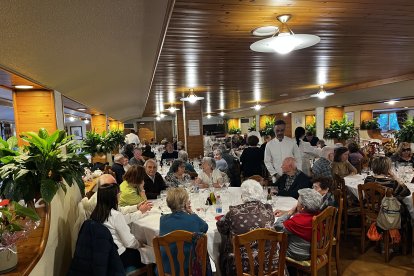 Membres de l'Associació de la Gent Gran celebrant els 20 anys d'existència