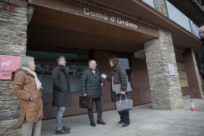 Propietaris d'Ordino abans d'una reunió al comú per les modificacions del POUP