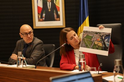 La cònsol major d'Escaldes-Engordany, Rosa Gili, en la sessió de comú ensenyant un mapa del Prat del Roure.