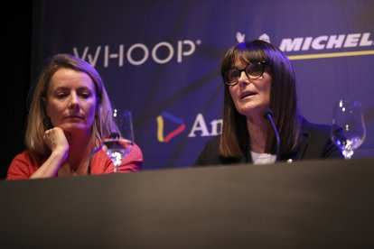 La presidenta de la FAC, Carolina Poussier, i la ministra Mònica Bonell.