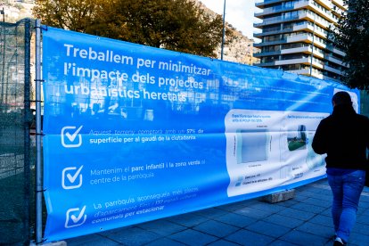 Lones instal·lades pel comú en què reivindica que treballa per minimitzar l’impacte de les torres d’Emprivat.