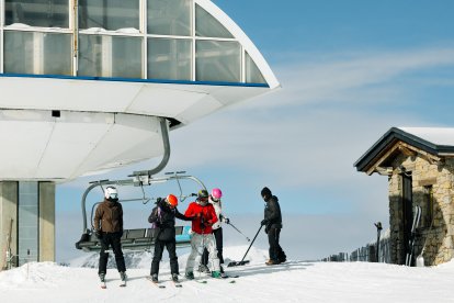 Esquiadors baixant d'un telecadira a Grandvalira aquest matí.