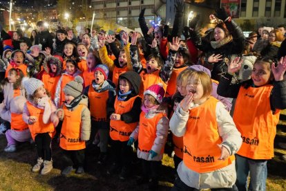 Nens i nenes a l'encesa de llums d'Encamp.