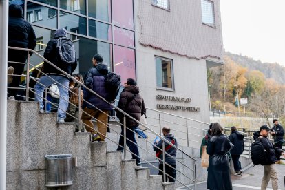Gent fent cua a Immigració.