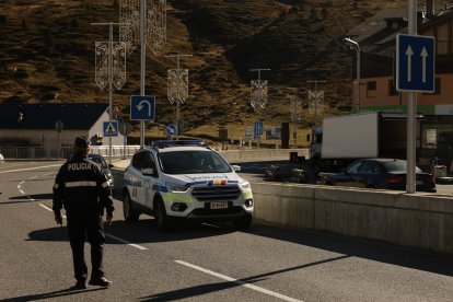 Policia al Pas de la Casa.