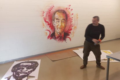 L’artista Christian Guémy fent el retrat de Robert Badinter.