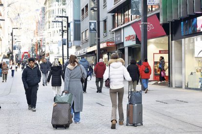 Turistes a l’avinguda Meritxell d’Andorra la Vella.