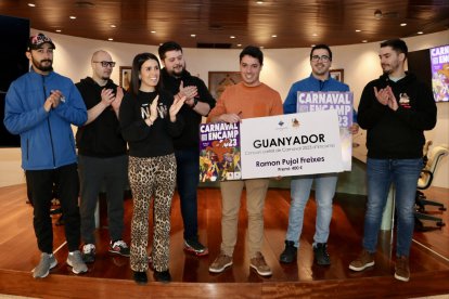 Els guanyadors d'una edició anterior del concurs del cartell de Carnaval d'Encamp.
