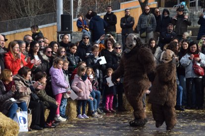 Un moment durant la representació de la farla burlesca 'L'Ossa d'Ordino'.