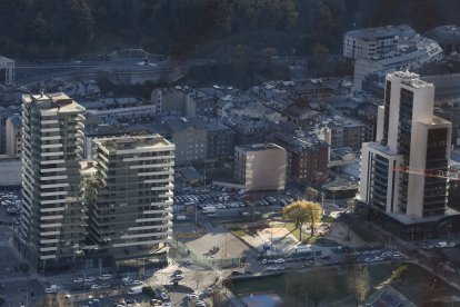 La parcel·la ja tancada a l’ús públic on comencen les obres de tres nous edificis.