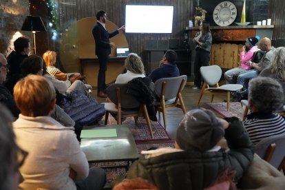 Veïns de Juberri durant la reunió amb el comú per decidir què fer amb els jardins