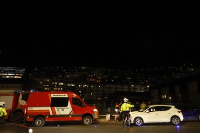 L'ambulància i el camió de bombers i els agents de policia i circulació al lloc de l'accident davant de l'Estadi Comunal.