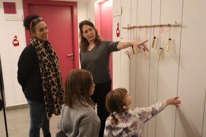 L'artista, Rosa Mujal, i la consellera d'Ordino, Meritxell Rabadà, durant la inauguració de l'exposició 'Un Nadal encapsulat'.