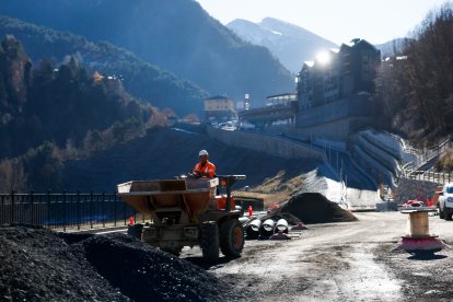 Un operari treballant a les obres del desviament de la Massana.