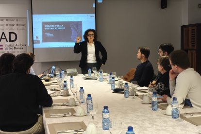 Judith Pallarés presentant el projecte de llenguatge inclusiu.