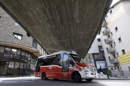 Un vehicle d’Andbus de la línia comunal.