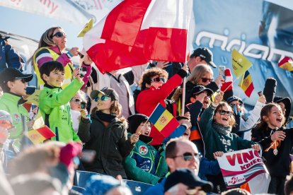 Ambient a les grades, durant una competició d'esquí amb participació d'esquiadors andorrans