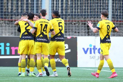 Els colomencs celebrant el gol de Borja.