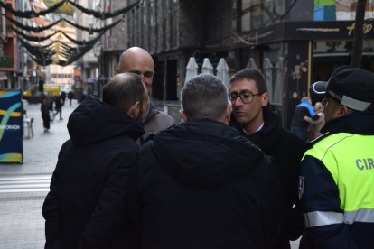 Els consellers conversant amb els agents, ahir.