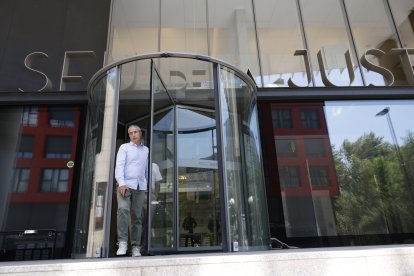 Miquel sortint de la seu de la Justícia després de conèixer la sentència, al juliol.