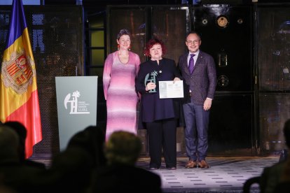 La guanyadora del premi Ramon Lull a la trajectòria en traducció literària, Maria Khatziemmanuïl. amb Xavier Espot.