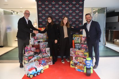 La presidenta del Patronat de Dames de Meritxell, Cristina Cerqueda, amb el director d’operacions de Grup Pyrénées, Octavi Bardera, i el director dels grans magatzems, Josep Maria Charques, durant la donació de material solidari.