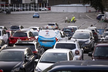 Un treballador pintant les noves places d'aparcament.