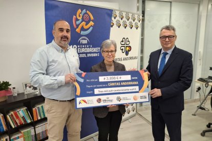 La FAB entrega a Càritas la recaptació del programa ‘Basketball For Good’.