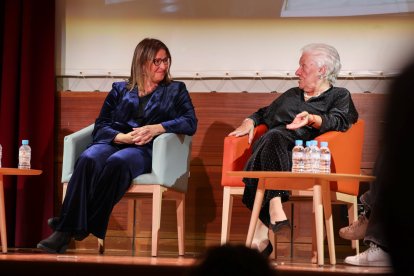 Maria Teresa Segalàs i la secretària general del comú d'Escaldes-Engordany, Sandra Tudó, durant l'acte.