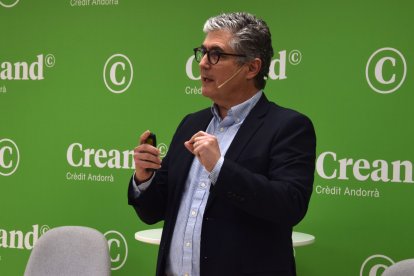 L'economista i escriptor, Fernando Trias de Bes, durant la conferència.