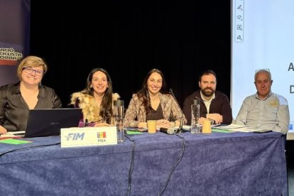 Natàlia Gallego, al centre, en una assemblea.