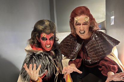 Alumnes de l’escola caracteritzats de dimonis.