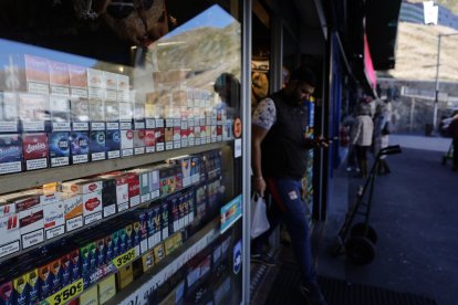 Aparador d’un comerç del Pas de la Casa.